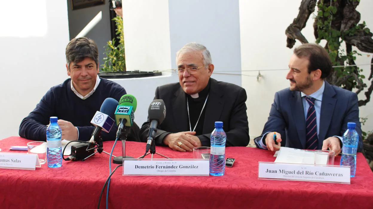 El alcalde de Montilla, el obispo de Córdoba y el responsable de Caixabank, durante la presentación de los actos