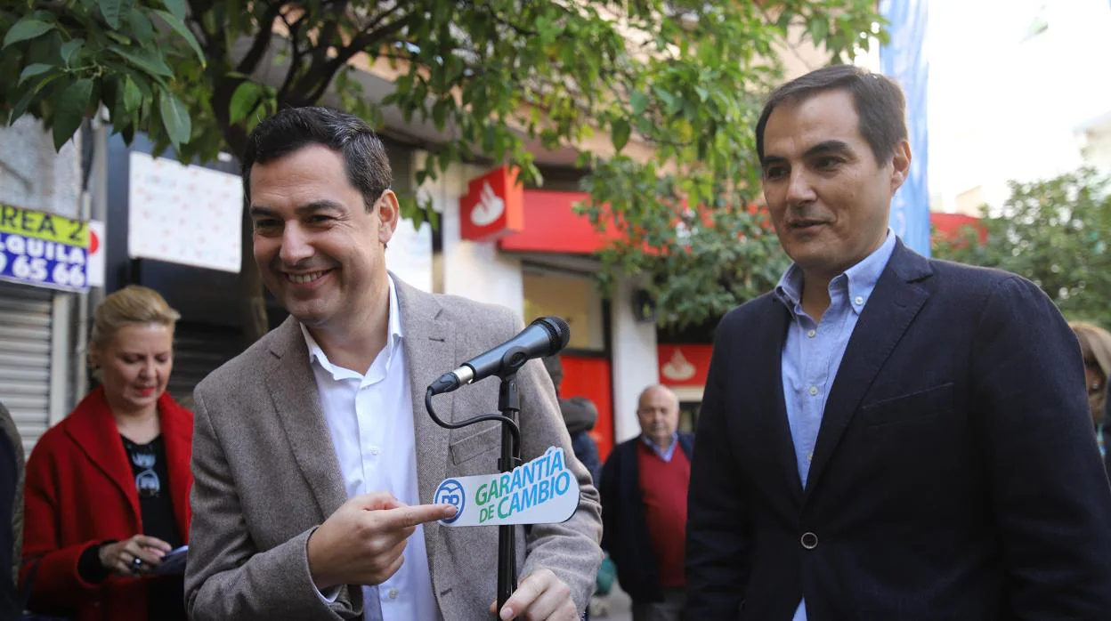 Juanma Moreno, con José Antonio Nieto, en un acto de la campaña en Córdoba