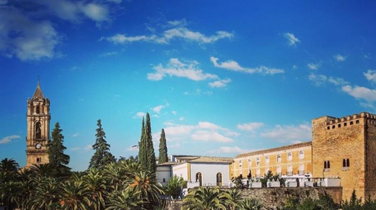 Vista del campanario y la Torre del Homenaje del Castillo de los Condes de Cabra en la plaza Vieja