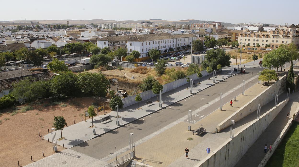 Solar junto a la Calahorra en que se contruiría el auditorio, y que iba a ser para el futuro Museo de Bellas Artes de Córdoba