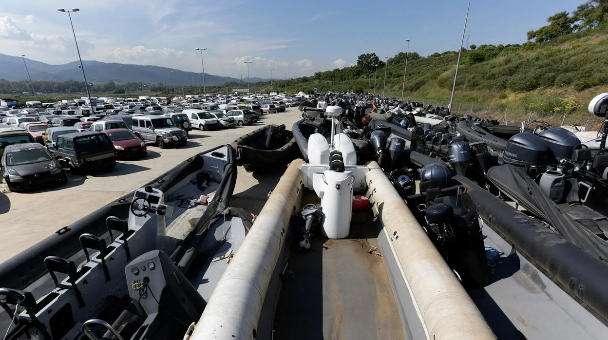 Imagen de algunas de las narcolanchas y vehículos en el depósito de Grúas Sur Europa