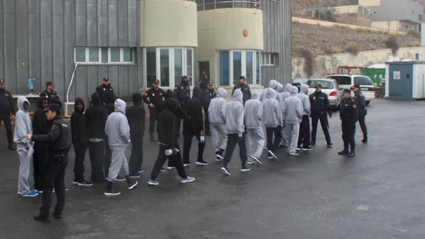 A prisión dos pateristas que llegaron a la costa almeriense con 11 cadáveres y 32 personas a bordo