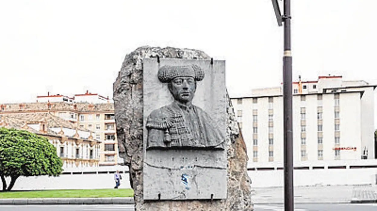 El busto de Guerrita, frente a la Diputación, en una imagen de archivo