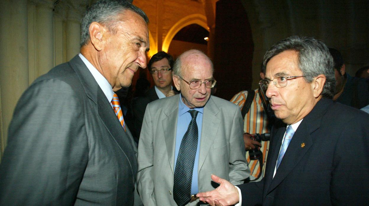 Alfonso Castilla, alumno de la primera promoción de ETEA, junto a Loring en 2006