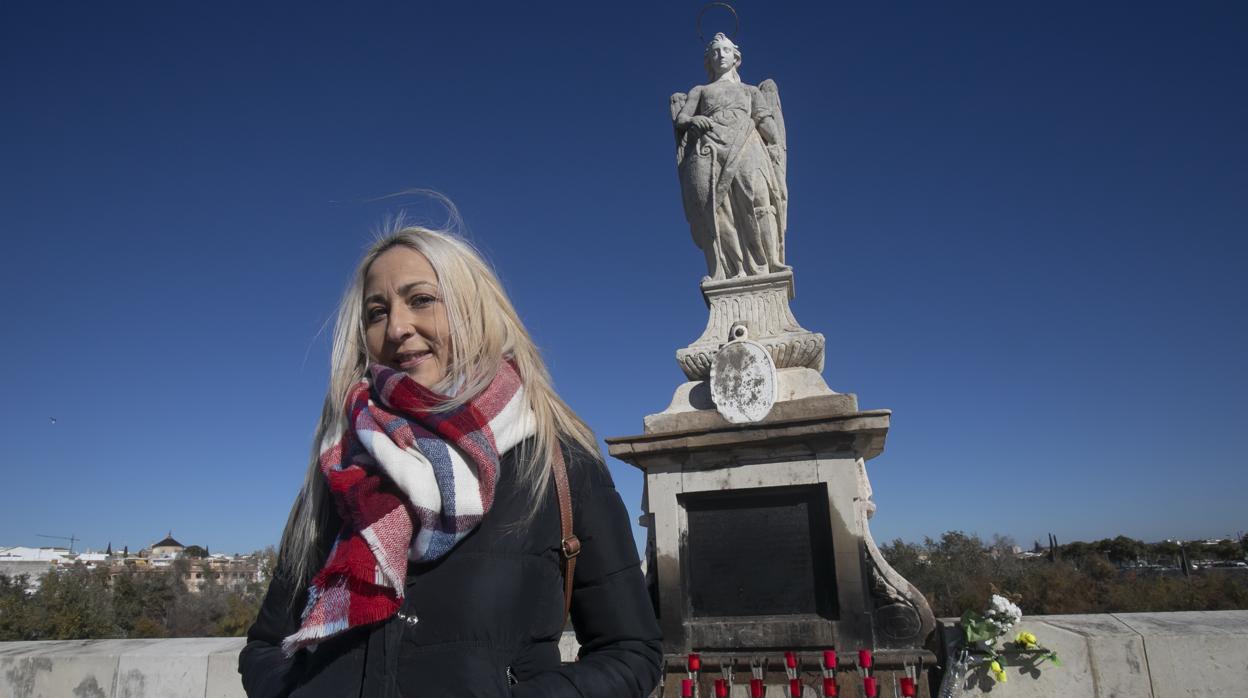 Gema Fernández Camino, frente al monumento de San Rafael Arcángel de Córdoba