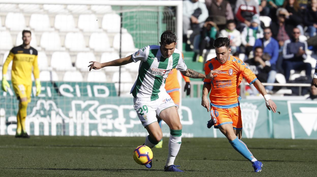 Expósito conduce ante Iza en una acción del Córdoba CF-Rayo Majadahonda de este domingo