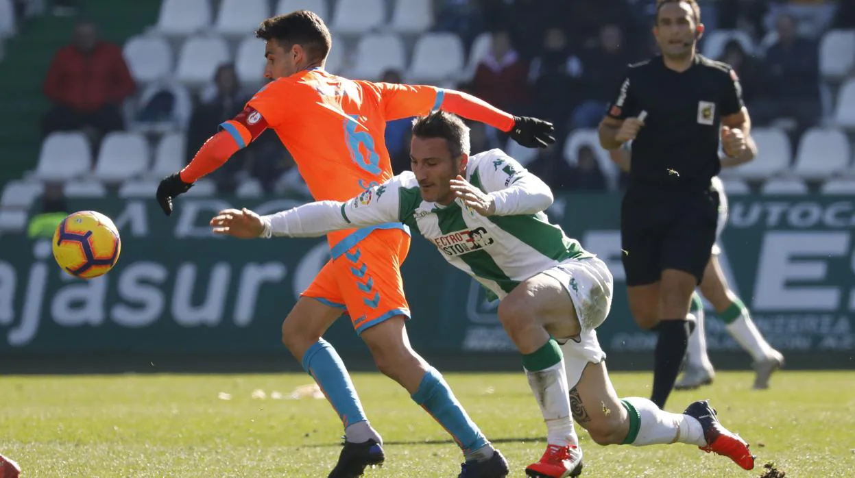 El cordobesista Piovaccari disputa un balón en el último partido de la primera vuelta