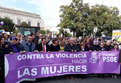 El PSOE de Málaga con una pancarta bajo el lema «contra la violencia hacia las mujeres»