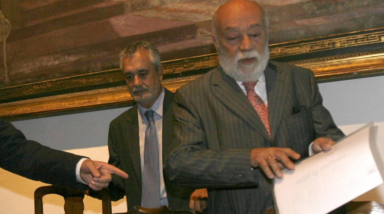 Eduardo Martín Toval, acompañado por José Antonio Griñán.