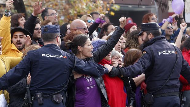 Ambiente caldeado a las puertas del Parlamento andaluz: «Nuestros derechos no se negocian»