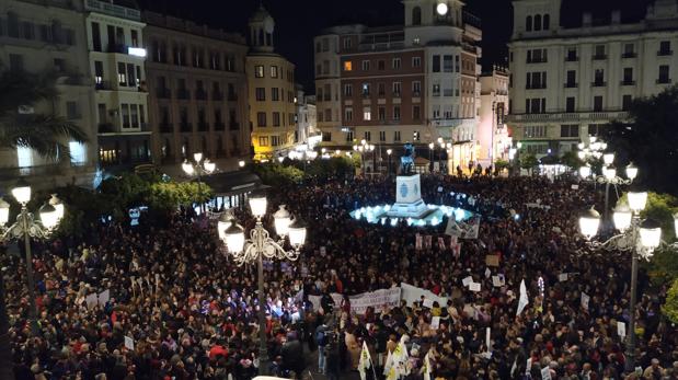 El movimiento feminista de Córdoba protagoniza en Las Tendillas una concurrida protesta contra PP y Vox