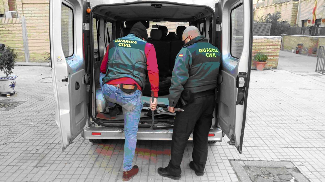 Agentes de la Guardia Civil inspeccionan la furgoneta de los presuntos atracadores