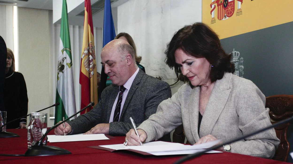 Carmen Calvo y Antonio Ruiz, en la firma del protocolo para ejecutar el proyecto