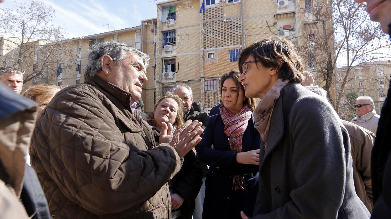 Pernichi y la alcaldesa charlan con vecinos del distrito Sur