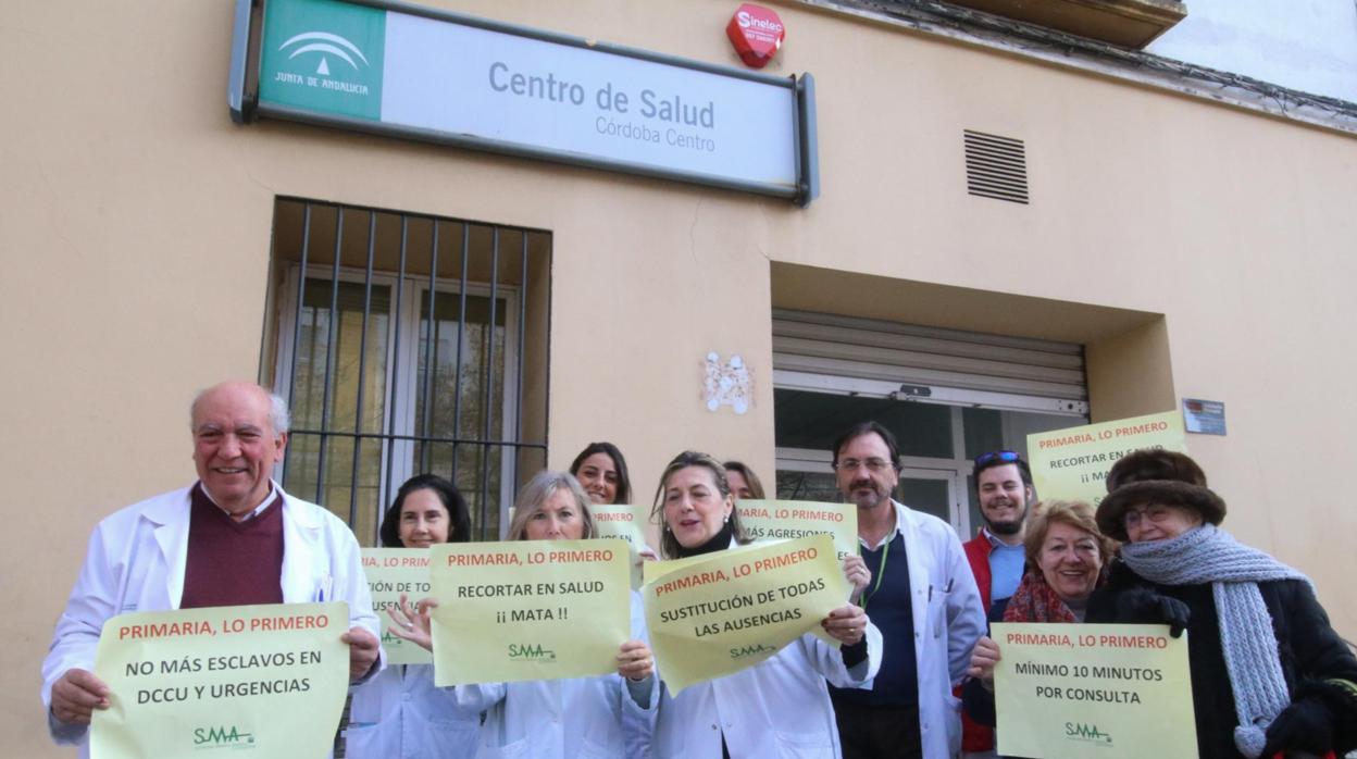 Médico protestando a las puertas de su centro médico