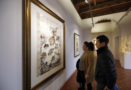 Dos visitantes observan las obras de Elisabeth Bolza en la Casa Árabe de Córdoba