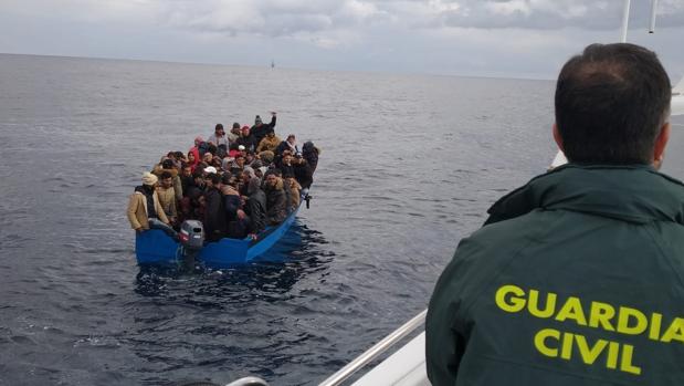 Dos inmigrantes rescatados en el Estrecho, trasladados al hospital con hipotermia