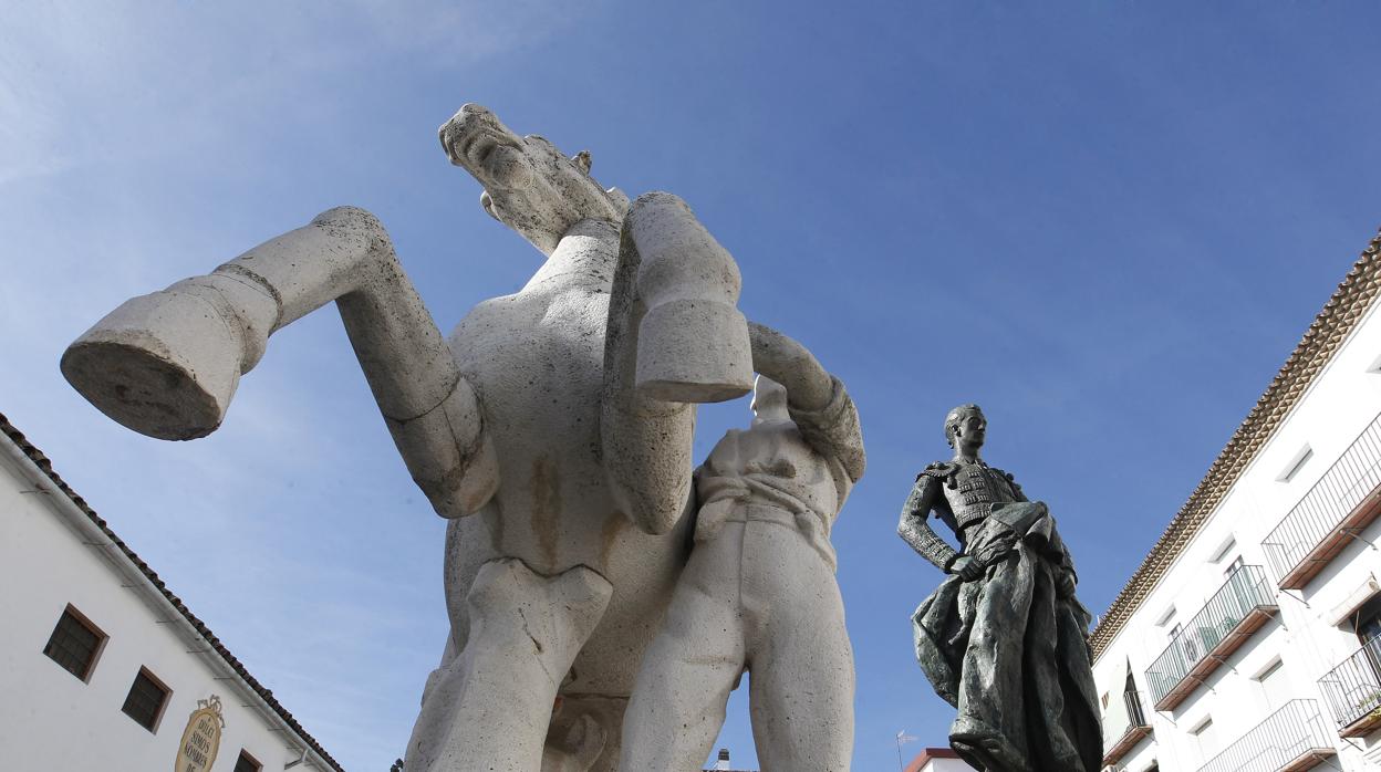 Conjunto escultórico dedicado a Manolete en la plaza Conde de Priego