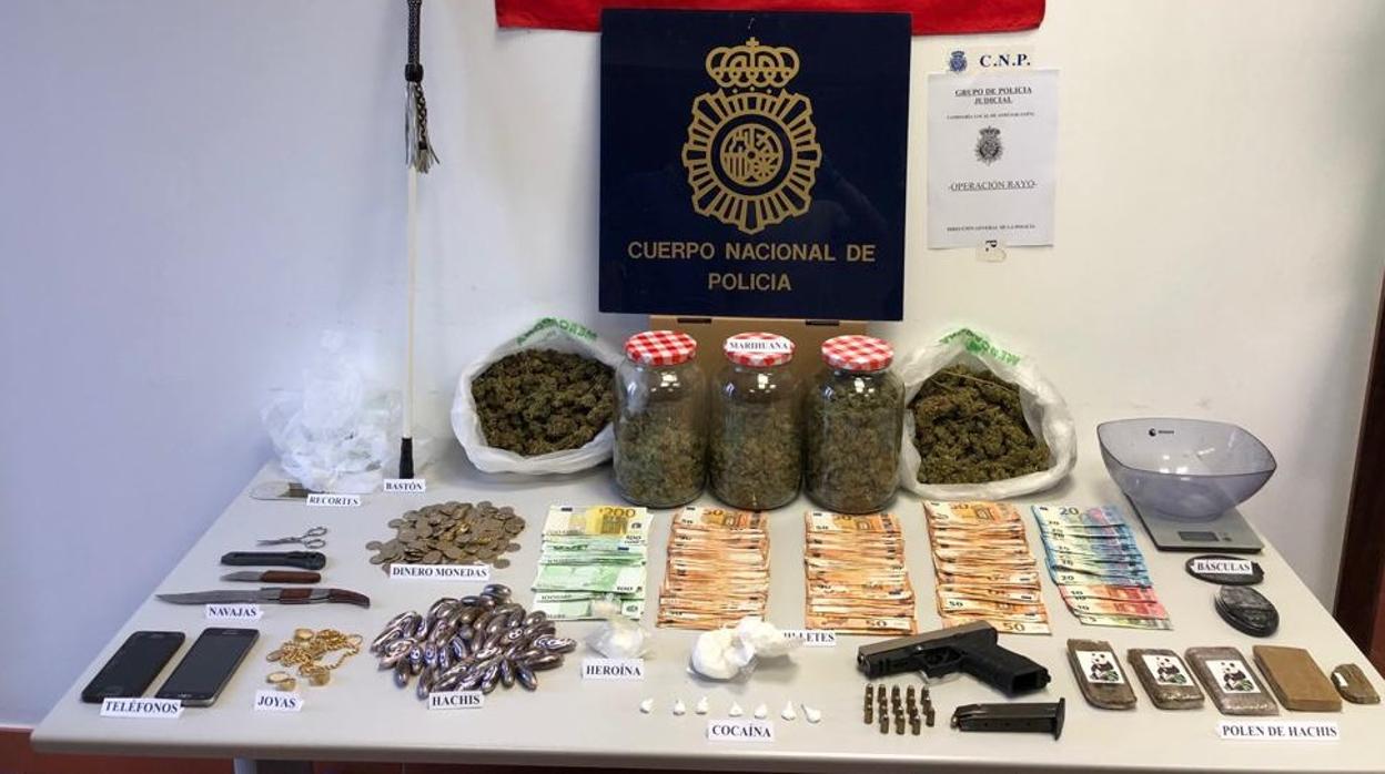 Droga y arma requisadas al presunto narcotraficante