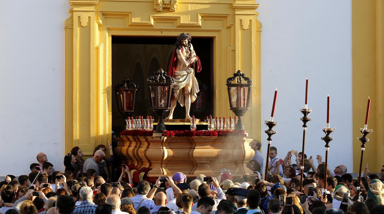 Salida de Nuestro Padre Jesús de los Afligidos desde la parroquia de San Vicente Ferrer