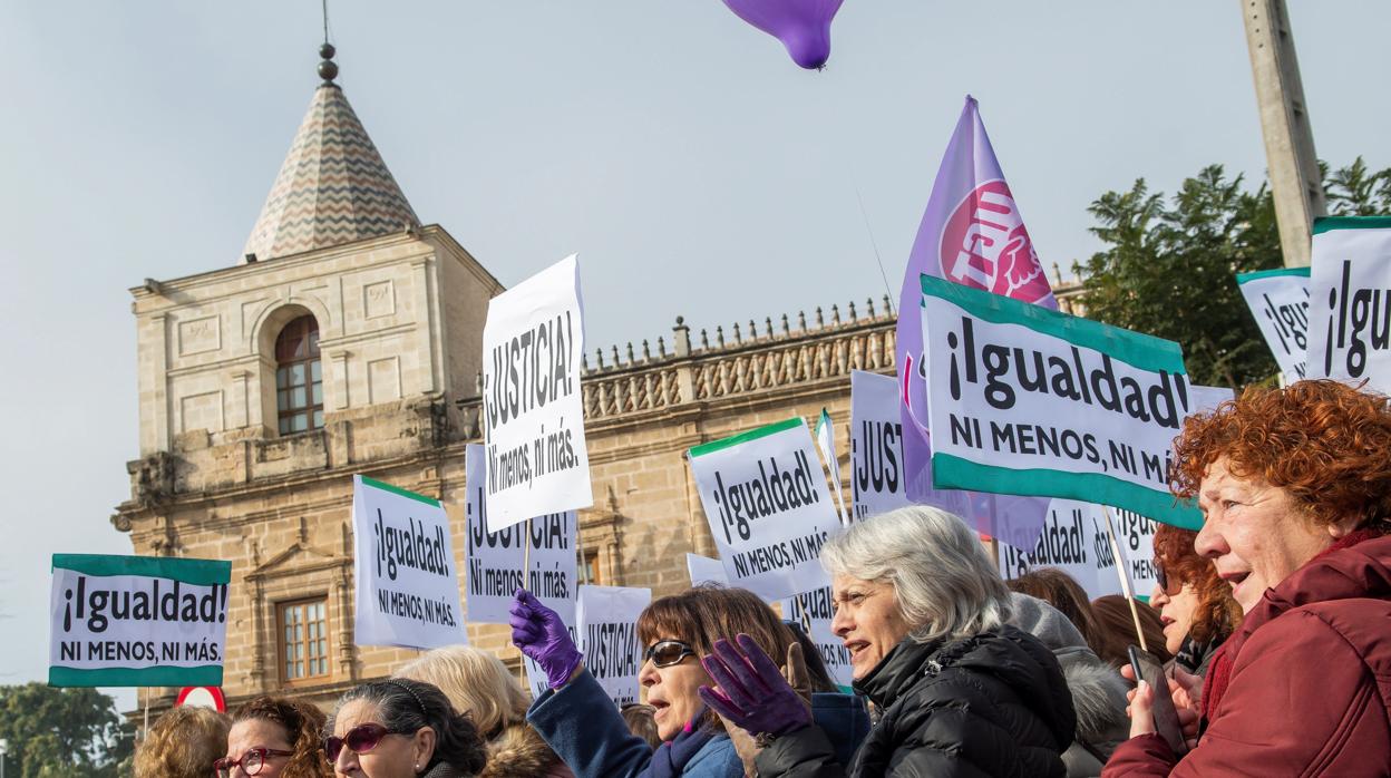 Protesta ante la sede del Parlamento de Andalucía de feministas por el nuevo gobierno de la Junta