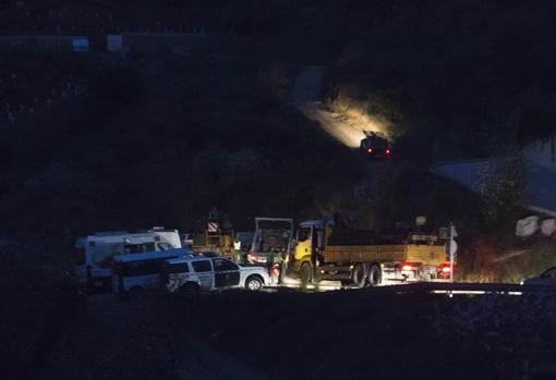 Trabajos nocturnos en la finca donde se trata de rescatar a Julen