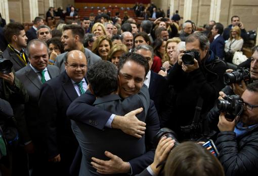 Juanma Moreno y Teodoro García Egea se funden en un abrazo tras la investidura