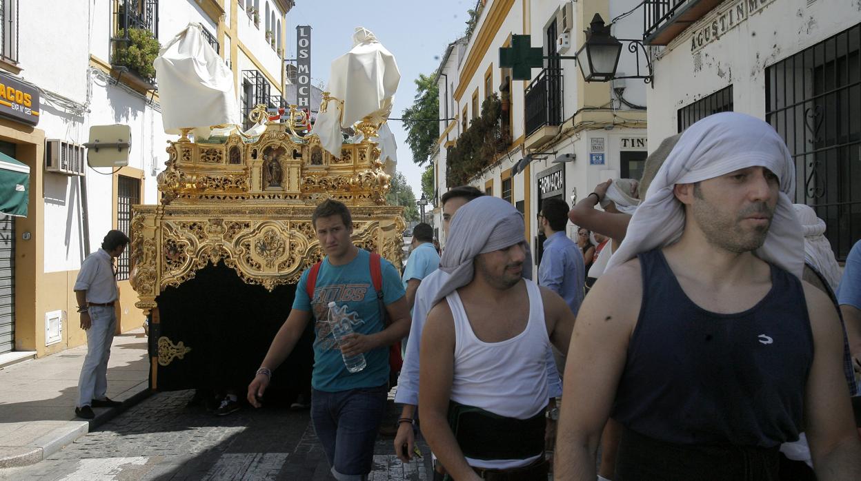 Ensayo y traslado de la cofradía del Huerto en los días previos a la Semana Santa del año 2013