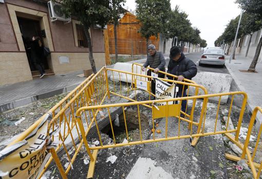 Dos vecinos miran el socavón