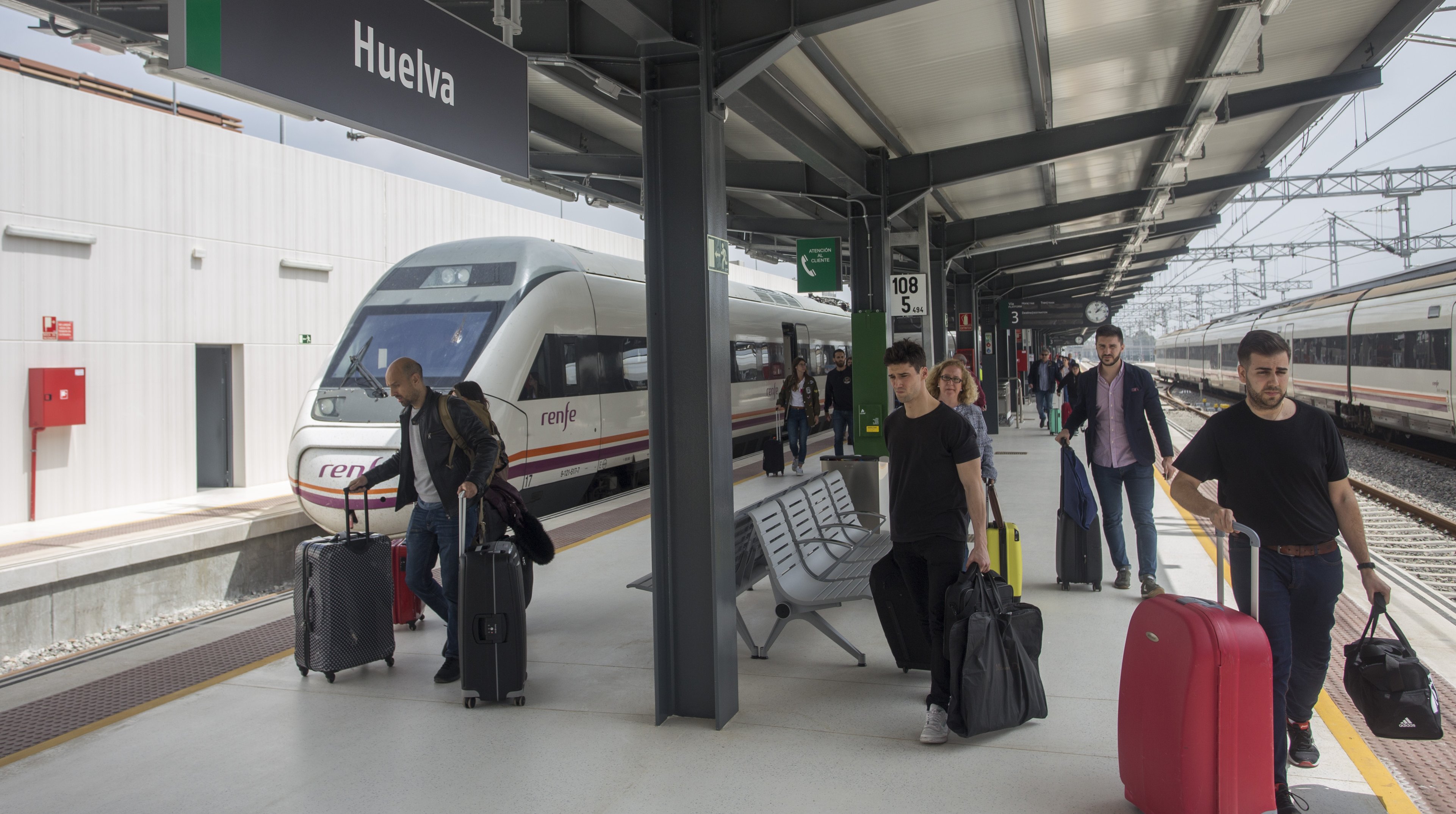 Pasajeros llegando a la estación de Huelva