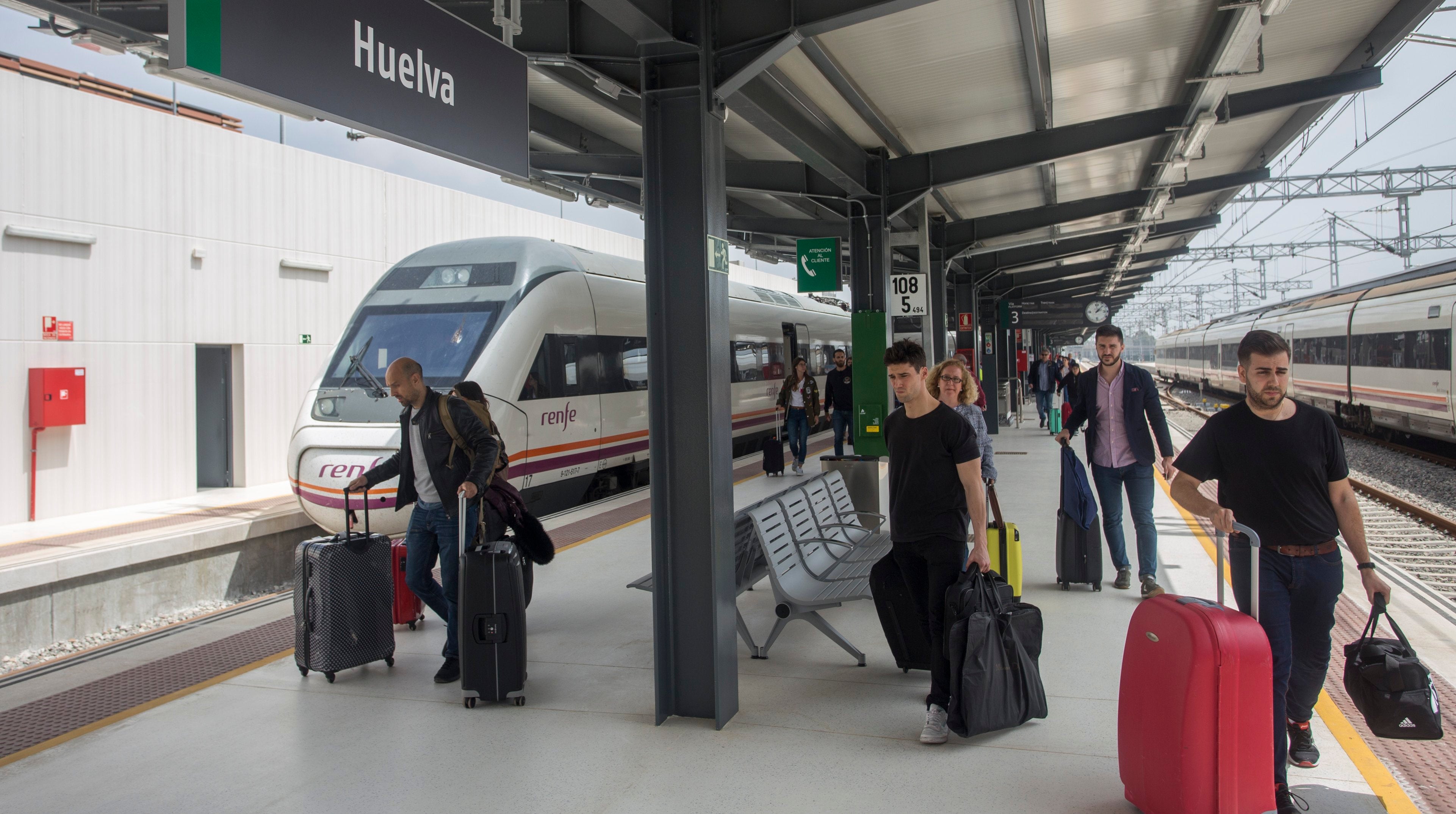 Pasajeros llegando a la estación de Huelva