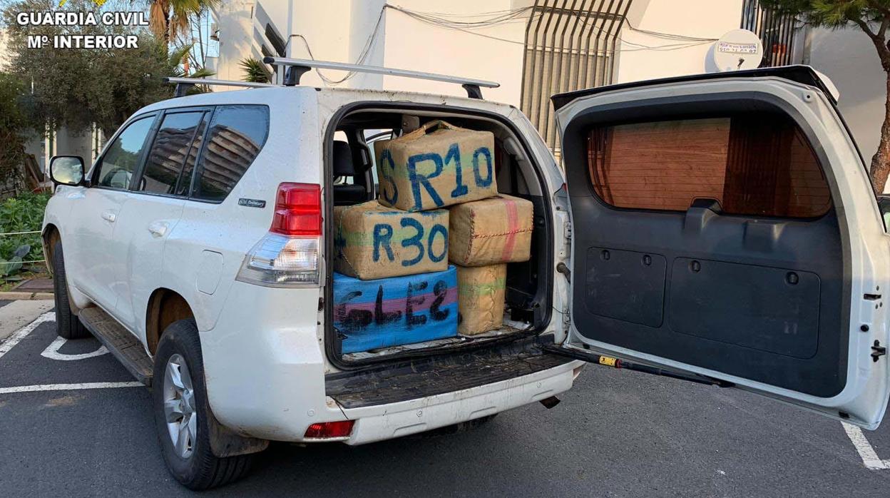 La furgoneta abandonada en la zona por los traficantes