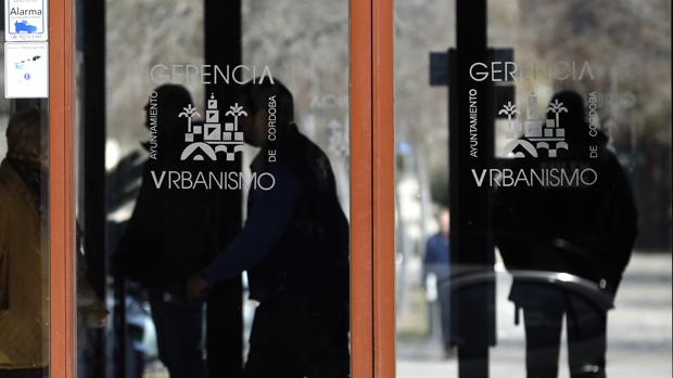 Urbanismo impone la ley del silencio: los promotores temen represalias si se quejan del retraso de licencias