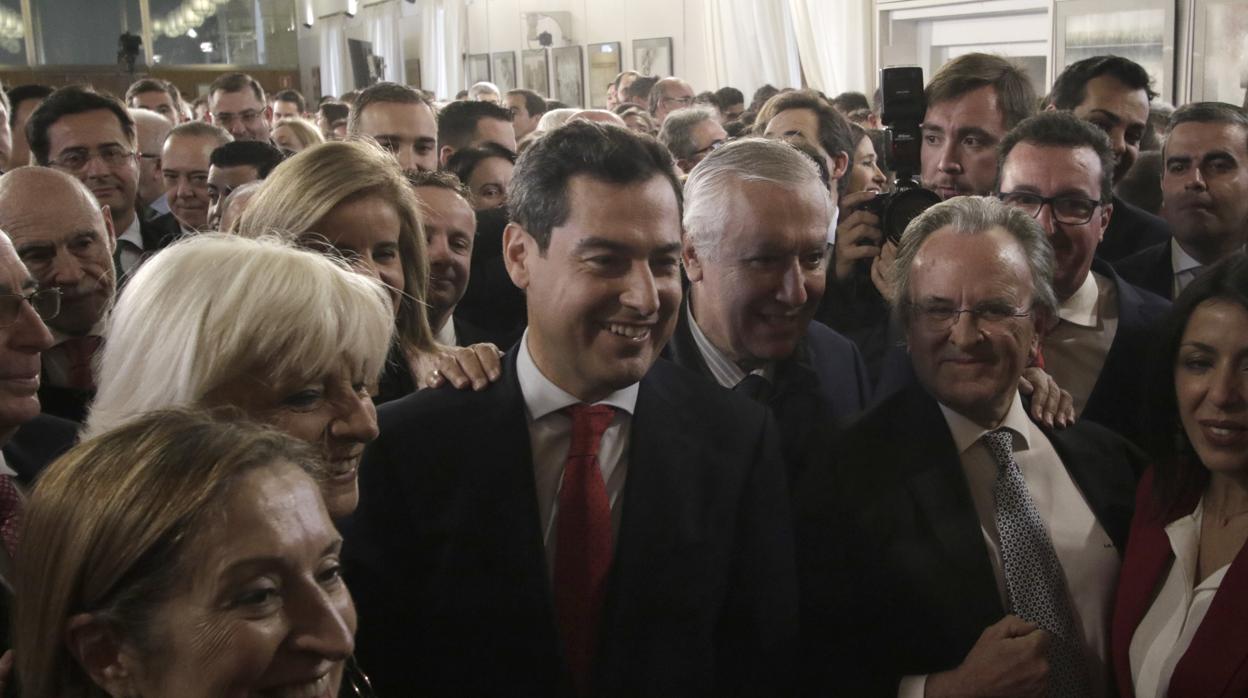 Juanma Moreno rodeado de históricos del PP que este viernes lo acompañaron en su toma de posesión