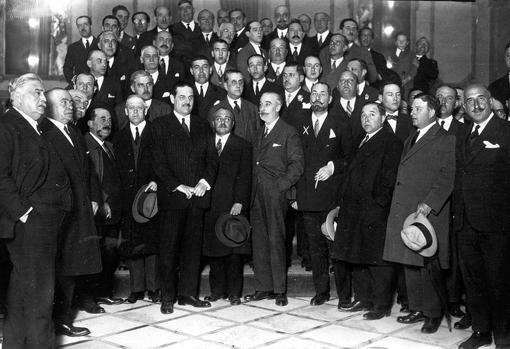 José Cruz Conde, con un cigarro en el Círculo de la Amistad en 1927