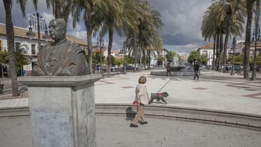 Una vecina en la plaza de Cañero