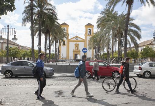 Jóvenes en la plaza de Cañero