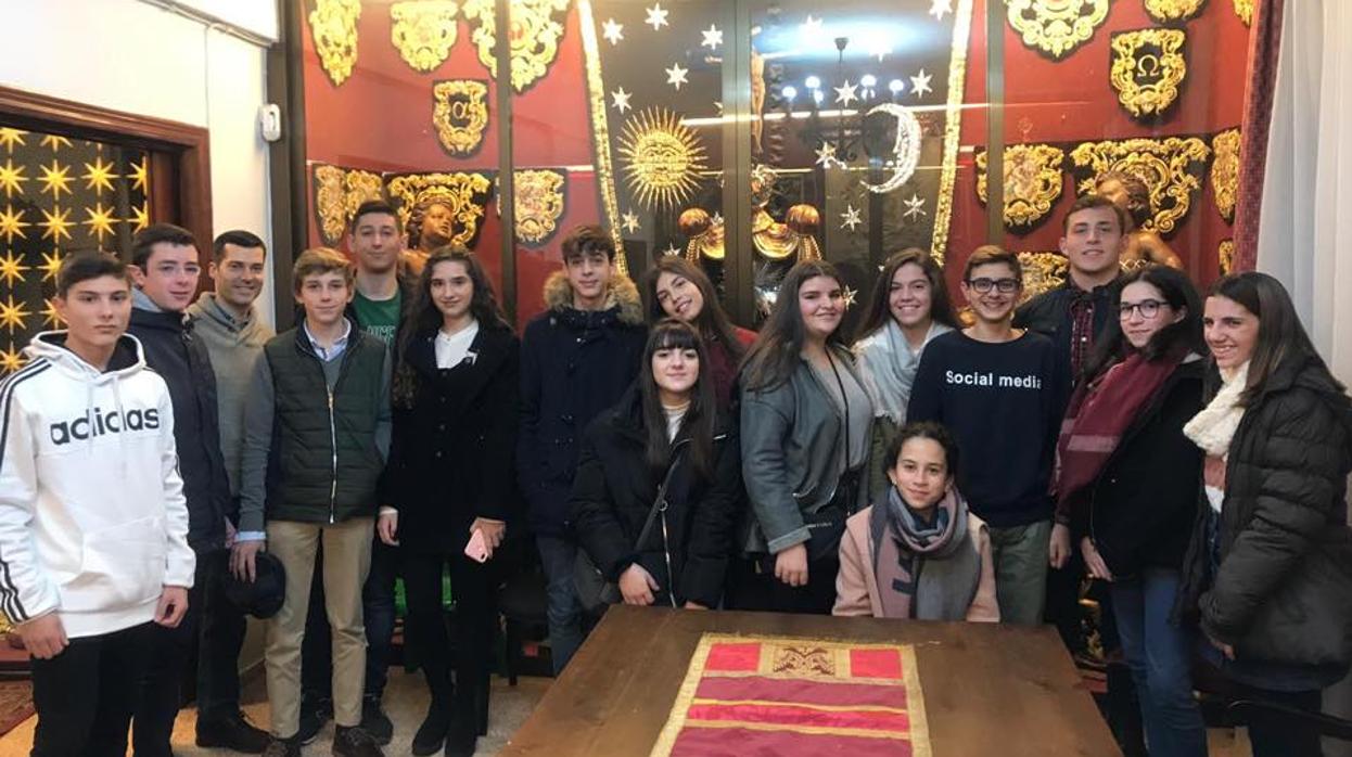 Grupo Joven de la hermandad de Ánimas de Córdoba en su casa hermandad