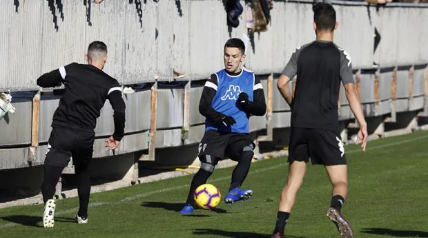 Córdoba CF | Jovanovic y Aythami, con la puerta abierta, ausentes en el entrenamiento