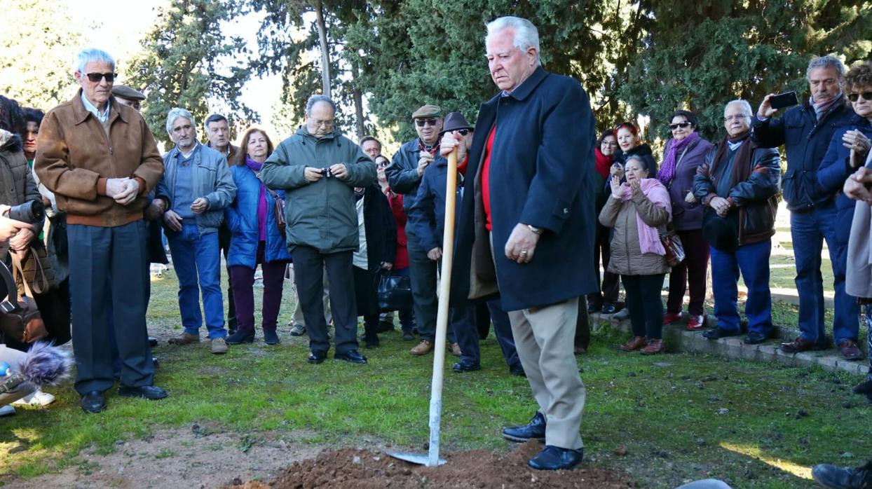 Acto que dio el pistoletazo de salida a la exhumación de fosas en el cementerio cordobés