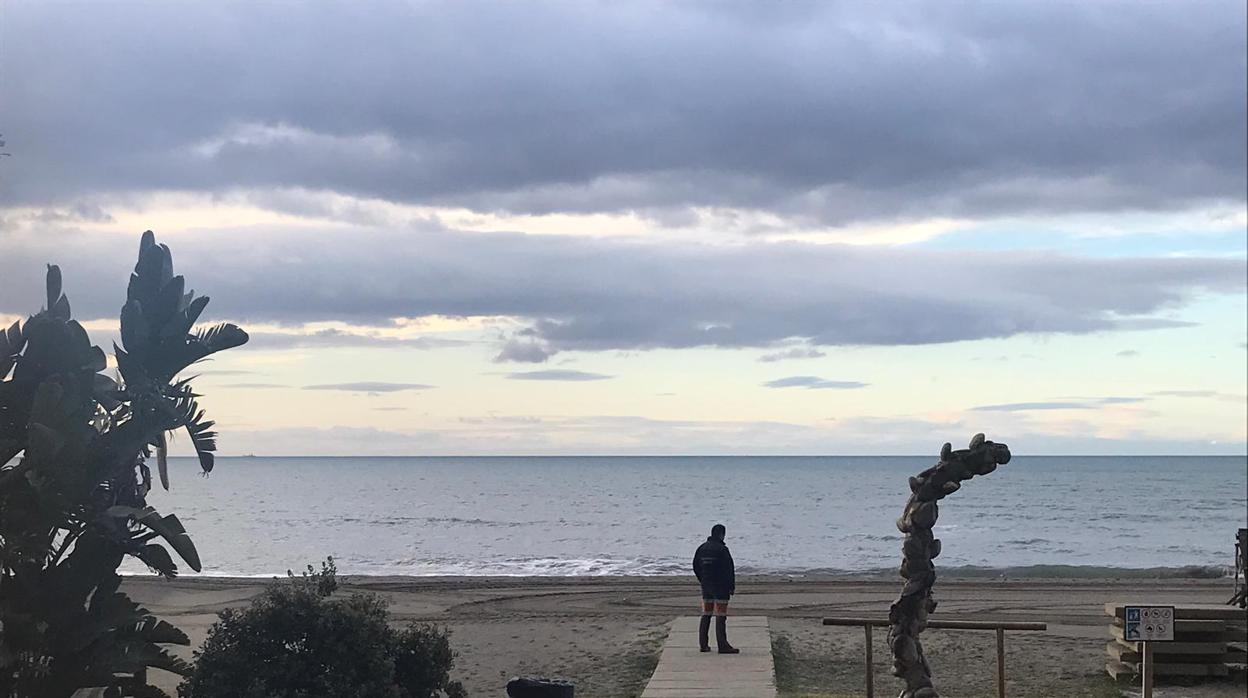 Uno de los mineros espera junto al mar a ser activado