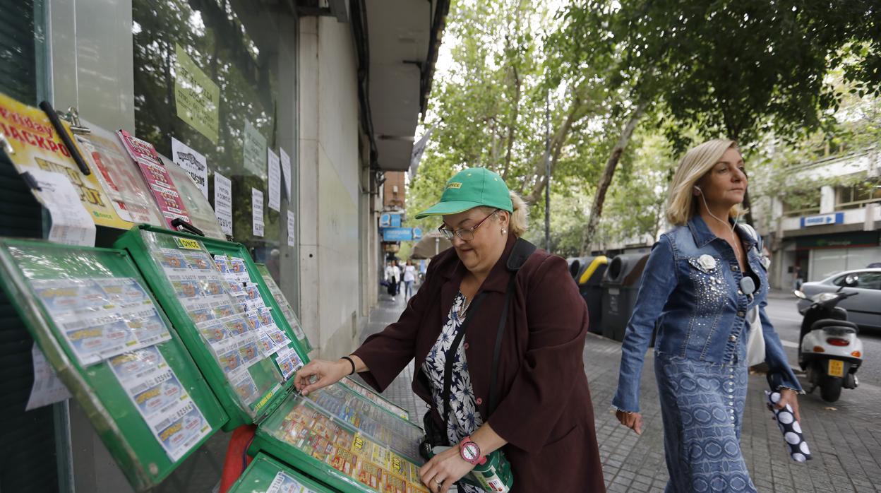 Una vendedora de la ONCE ofrece sus cupones