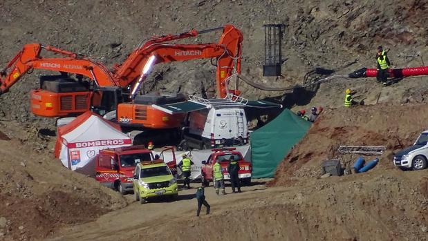 Los mineros ya abren la tierra para rescatar a Julen del pozo de Totalán