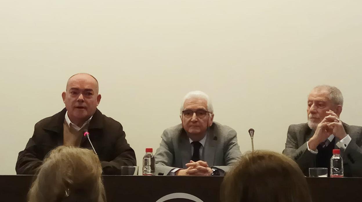 Rafael Inglada, Luis Ortiz y José Infante, durante la presentación de Claroscuro en Málaga