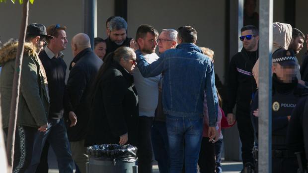 Los padres de Julen, arropados por familiares y centenares de vecinos en el tanatorio de Málaga