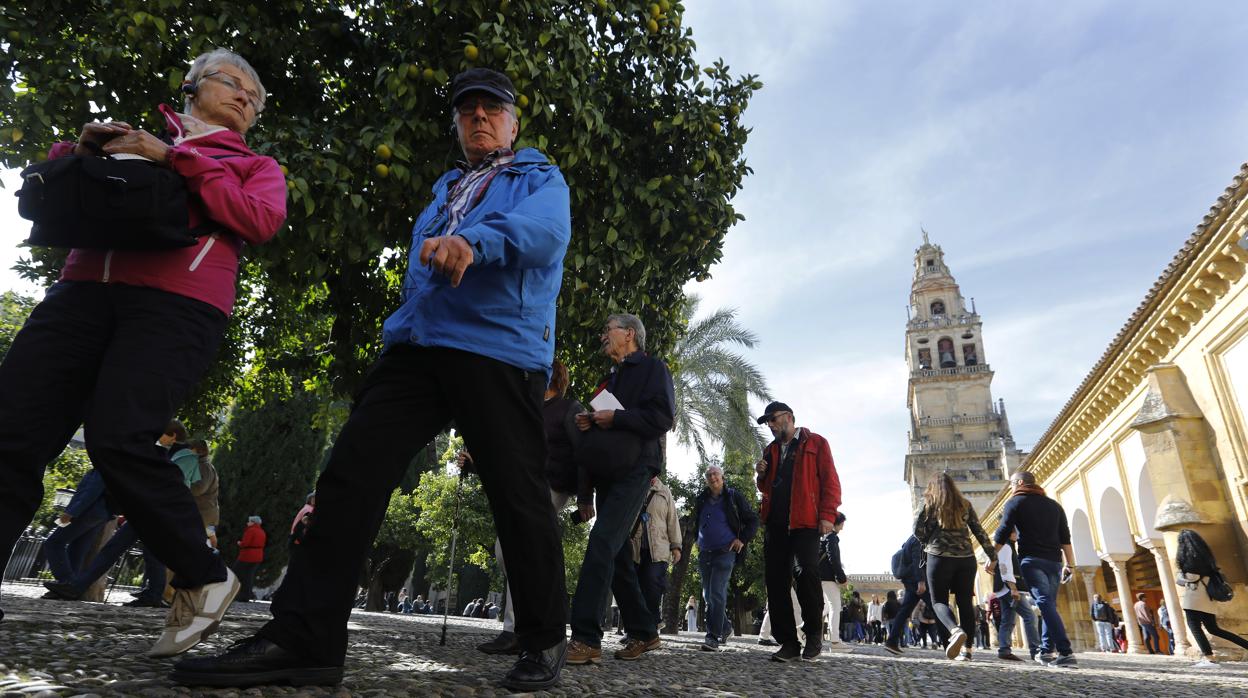 Turistas extranjeros en el Patio de los Naranjos de la Mezquita-Catedral de Córdoba