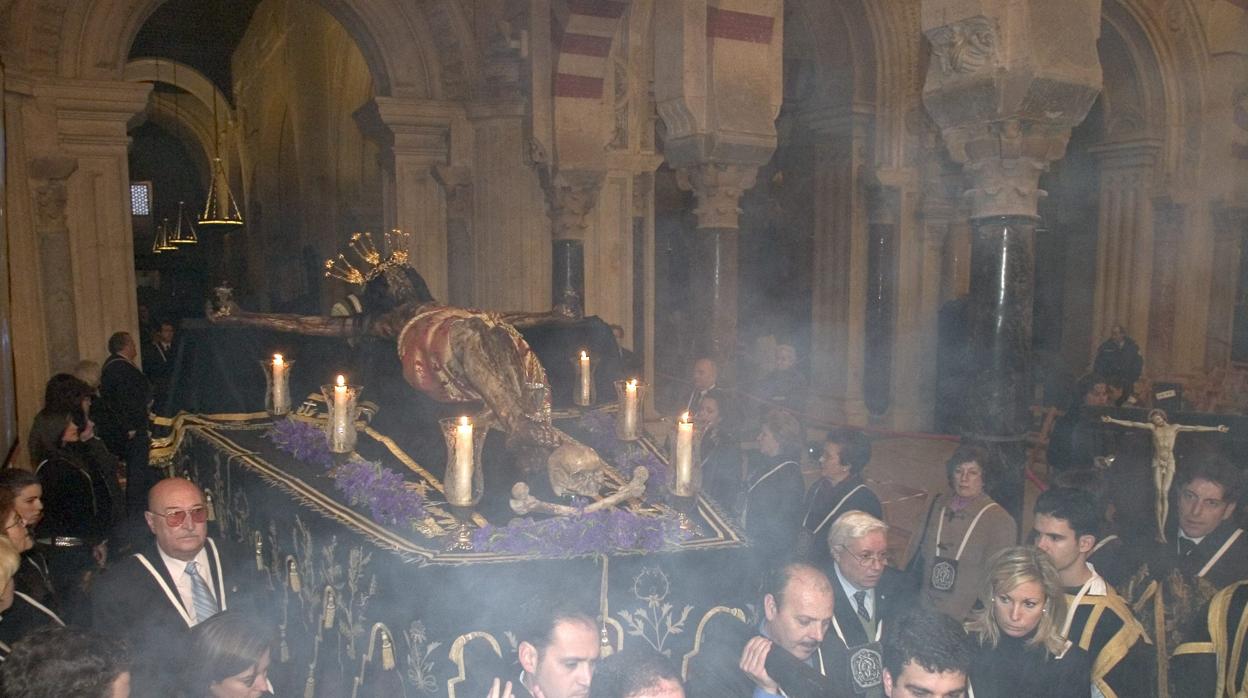 El Santísimo Cristo del Remedio de Ánimas preside el Vía Crucis de la Agrupación de Cofradías