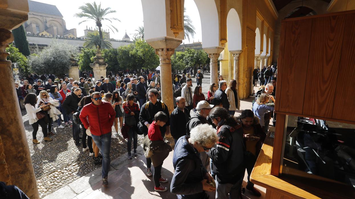 Turistas hacen cola para adquirir su entrada a la Mezquita-Catedral de Córdoba