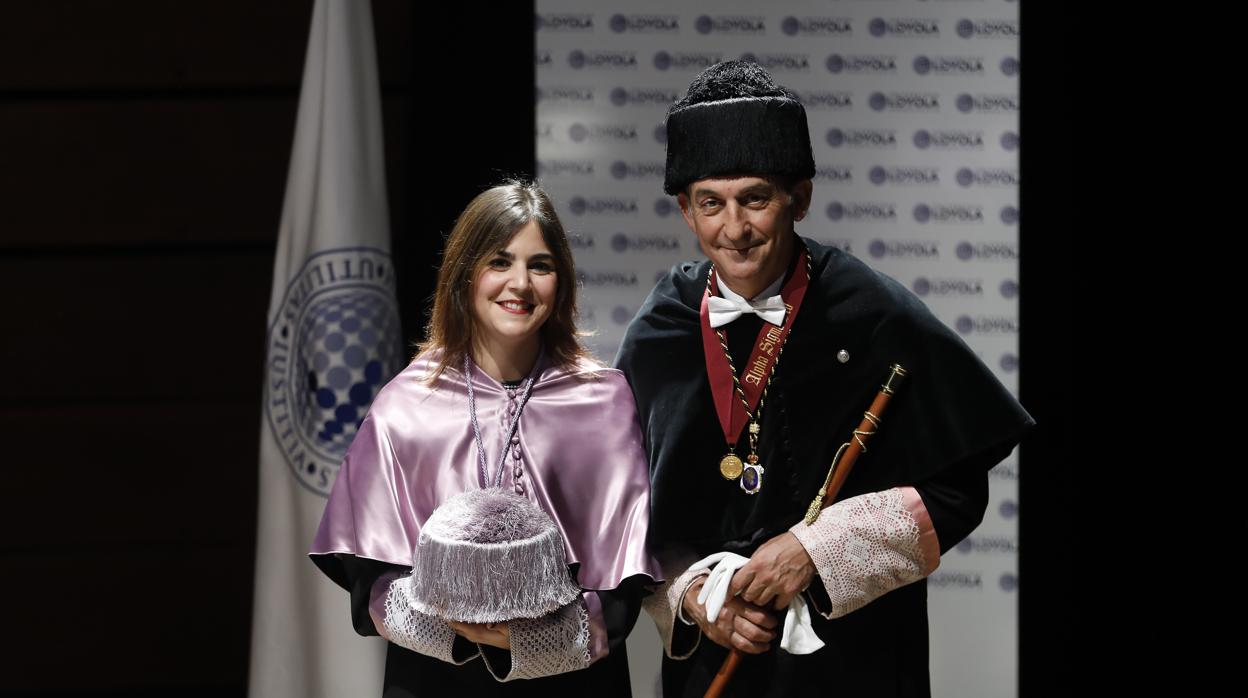 Davinia María de la Resurrección, junto al rector de la Universidad Loyolas