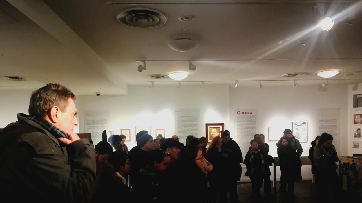 Público asistente a la apertura de la exposición en Nueva York